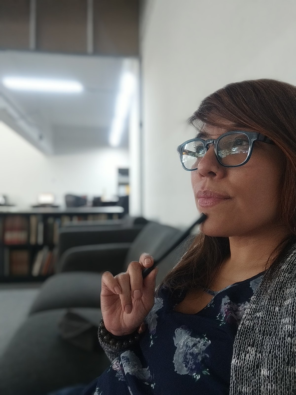 Juana Libertad Montes Gómez en actitud reflexiva